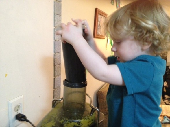 kid juicing_8f6d62076c469f5d537a5051da93f989