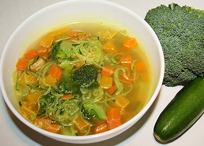 Each has around 100 calories, meaning you can reach for any of these snacks without worrying about the toll it will take on your waistline. Healthy Soups Under 100 Calories - 100 Calorie Vegetable 'Zoodle' Soup - Joe Cross